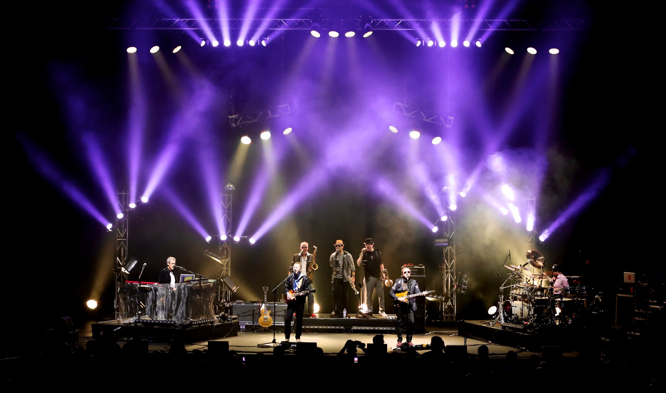 Avolites Tiger Touch II controls 'old school' look for Level 42 at the Royal Albert Hall 